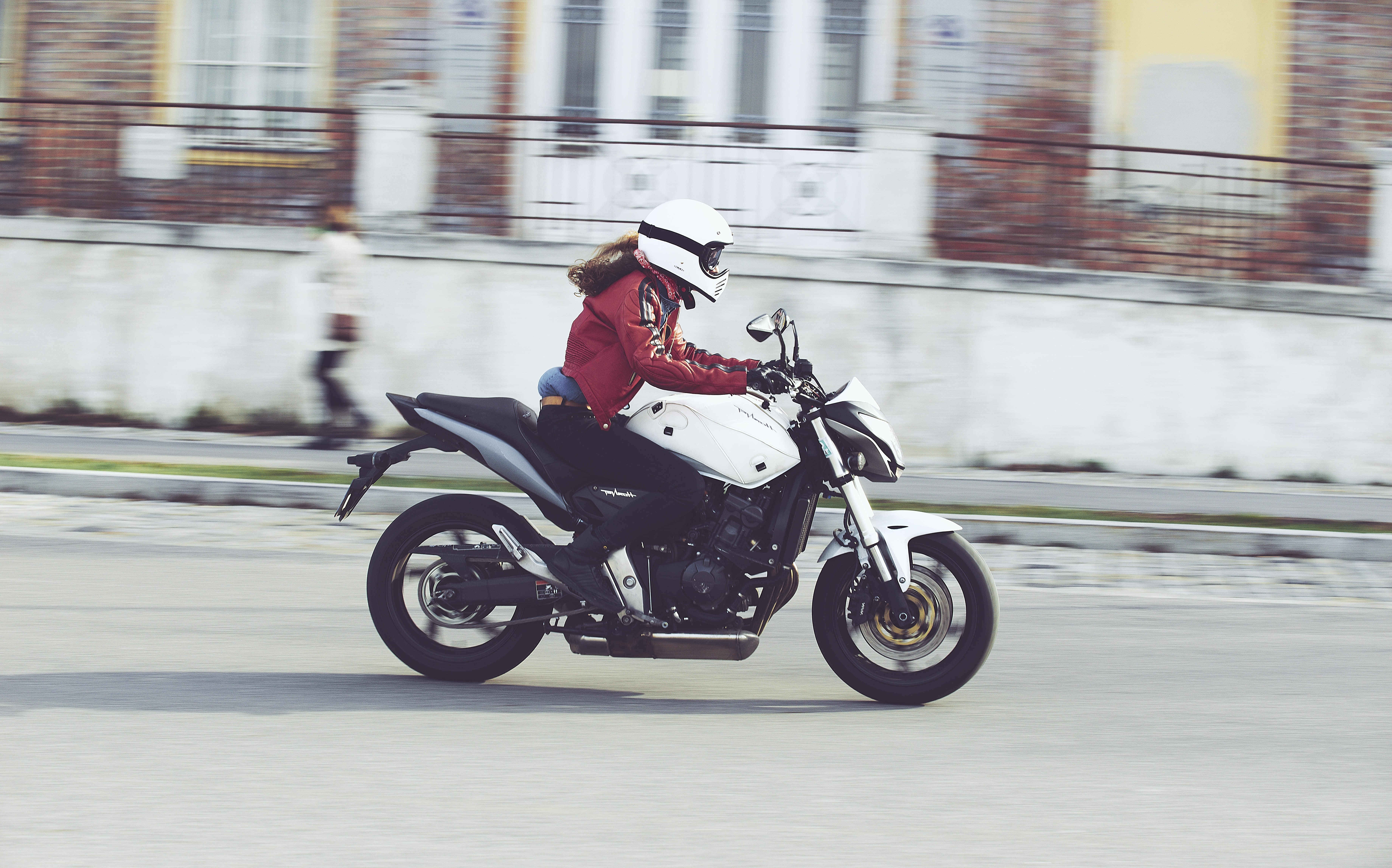 Jenna Philippe with her Hornet 600 moto rider on tour Jenna Philippe with her Hornet 600 moto rider on tour