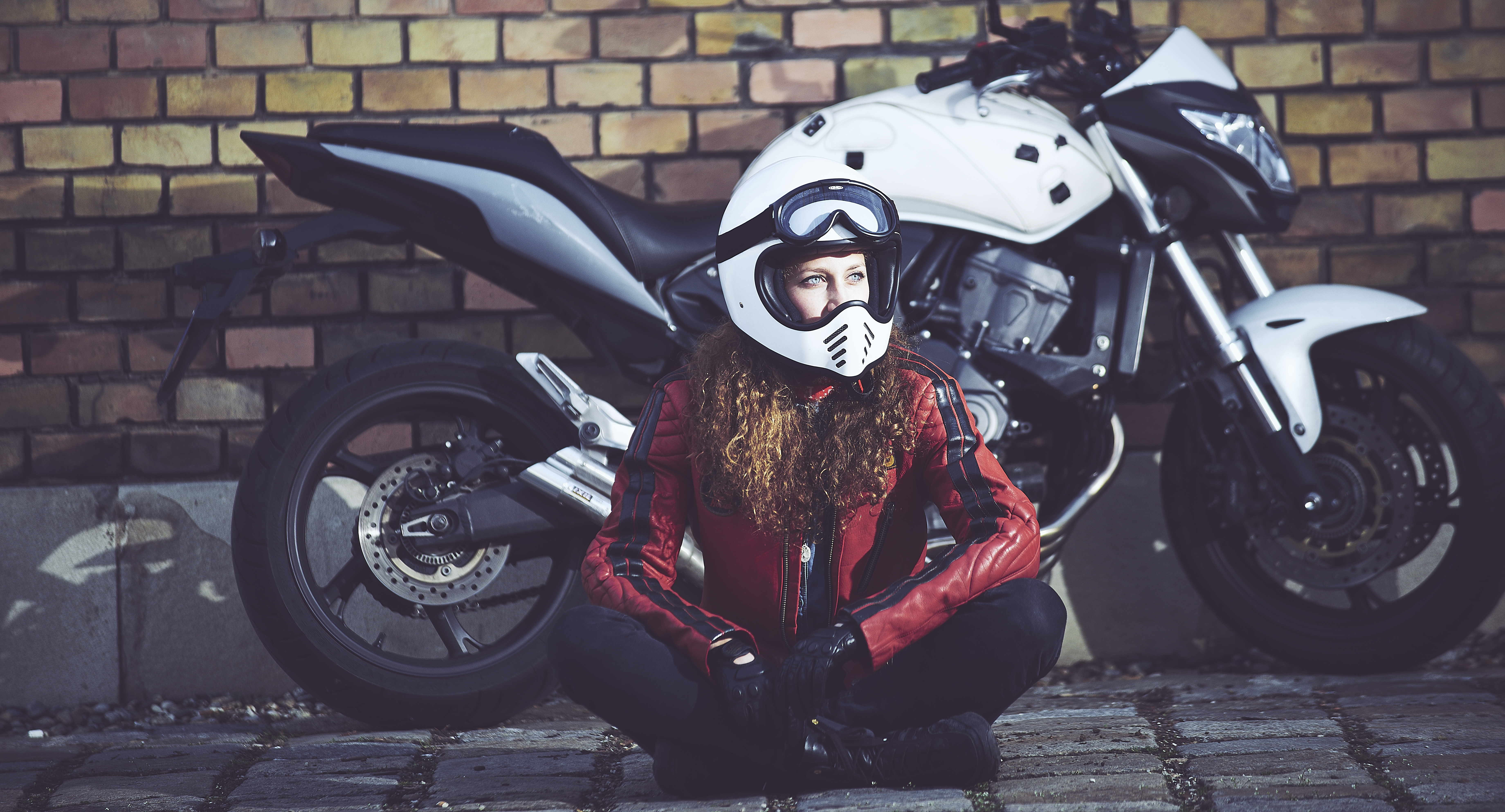 Jenna Philippe and her hornet 600 , artist and founder of a-moto